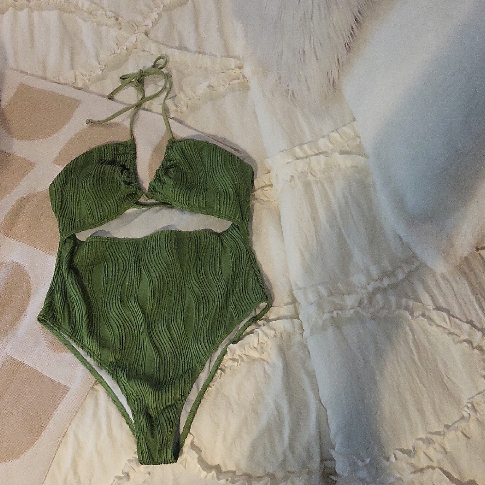 💚 Trendy Green Textured Cut Out One-Piece Bathing Suit With Sarong / Wrap